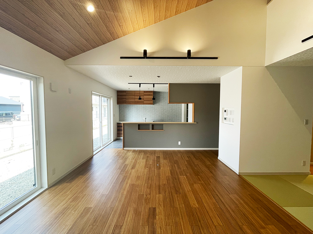 開放的な空間に家族の会話が飛び交う住まい