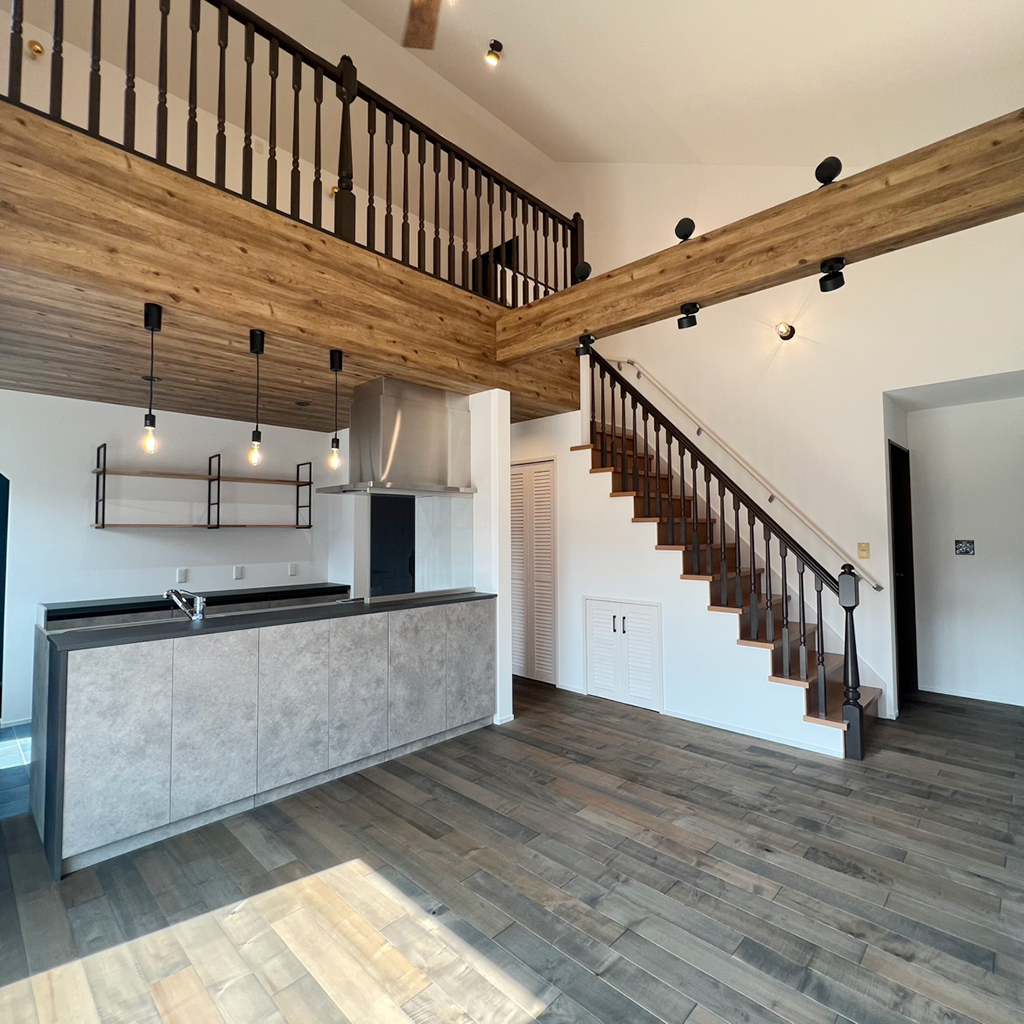 大屋根が映える、白い鎧貼り調の家