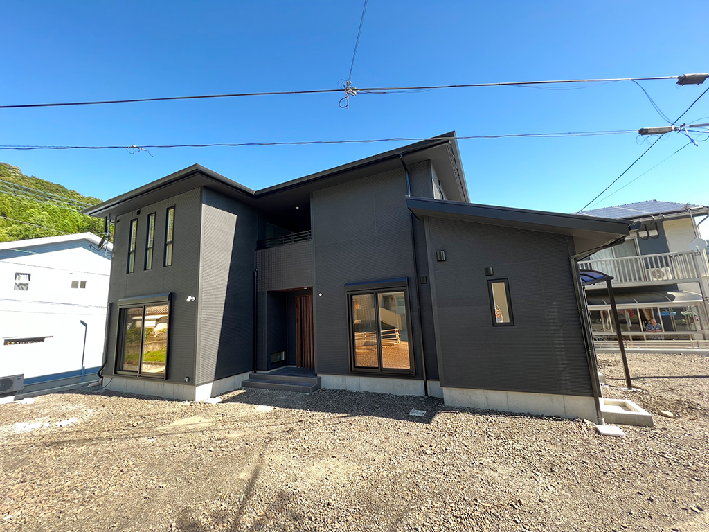 黒を基調とした、重厚感のある2世帯住宅