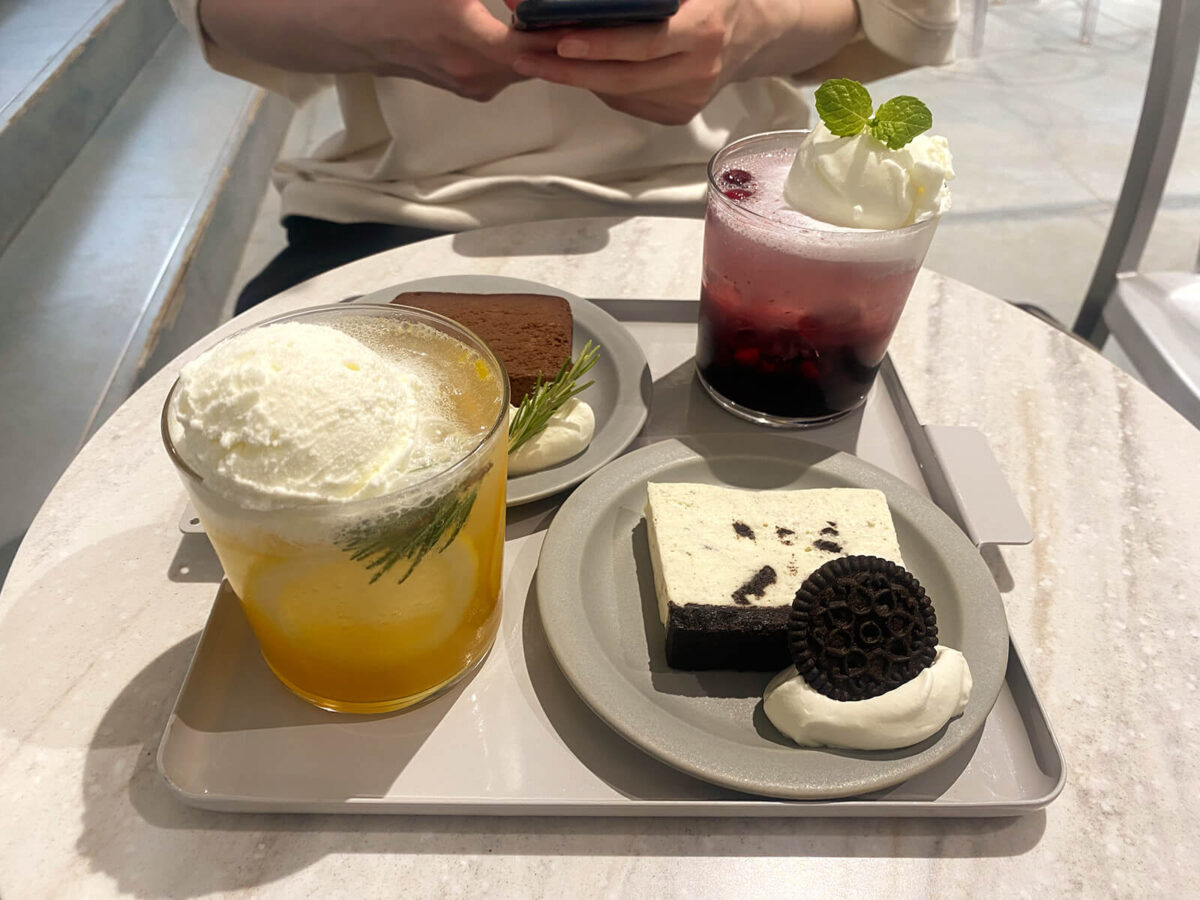 休日は友達と買い物やカフェに行ったりします