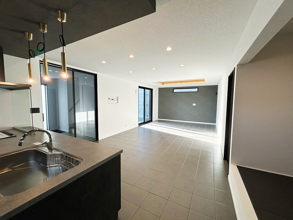 全面床タイル仕様のLDKが圧巻!!おしゃれで高級感ある住まい