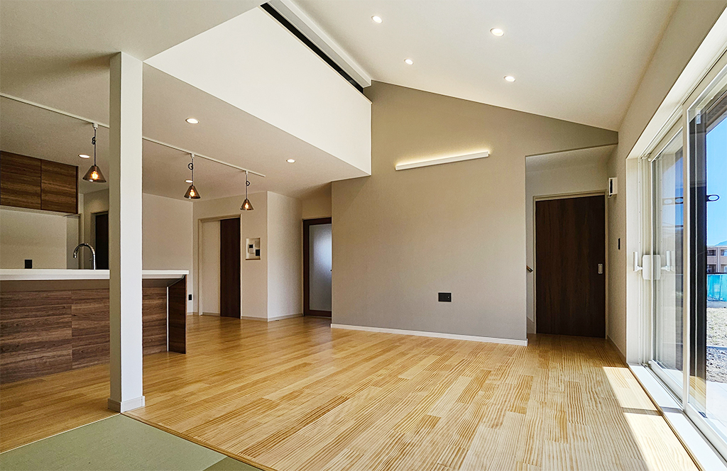 勾配天井で開放的なLDKと家事ラク動線が魅力の平屋の住まい