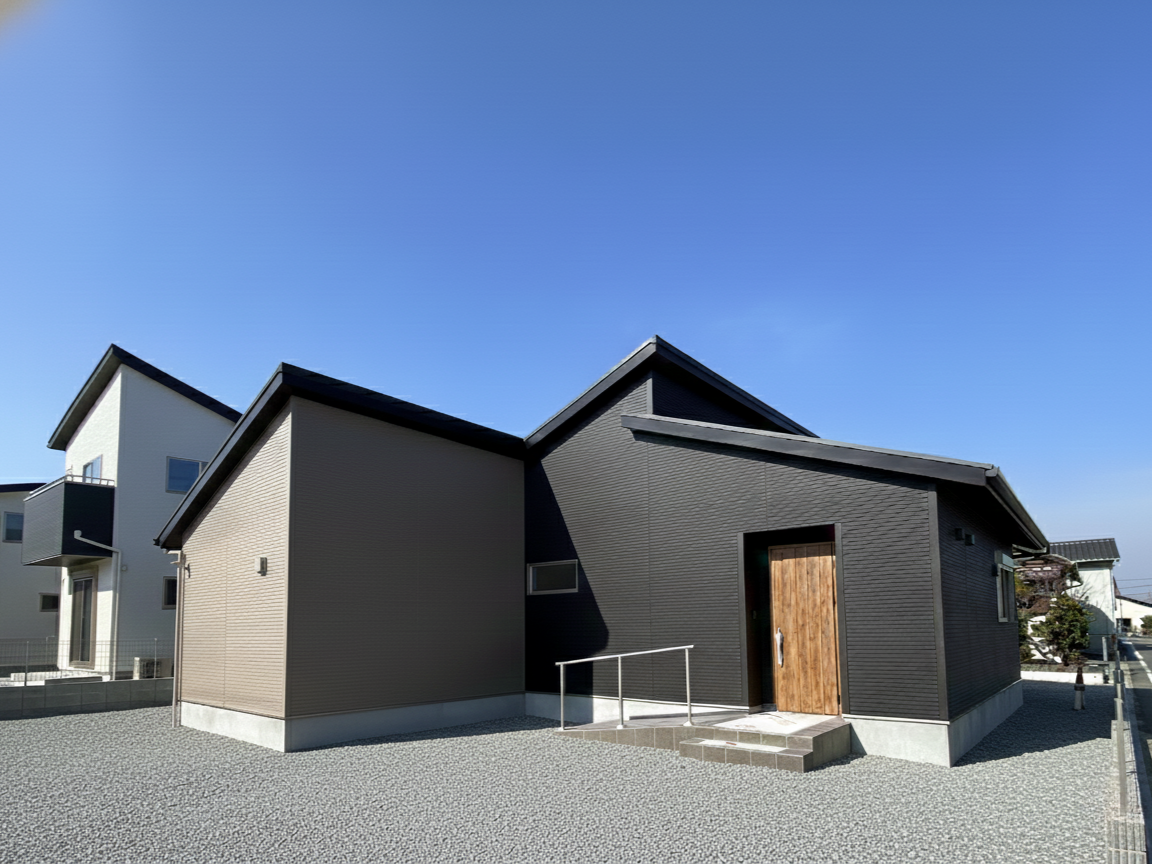 家族のライフステージに寄り添う快適な空間と、視線を惹きつけるモダンでスタイリッシュな平屋