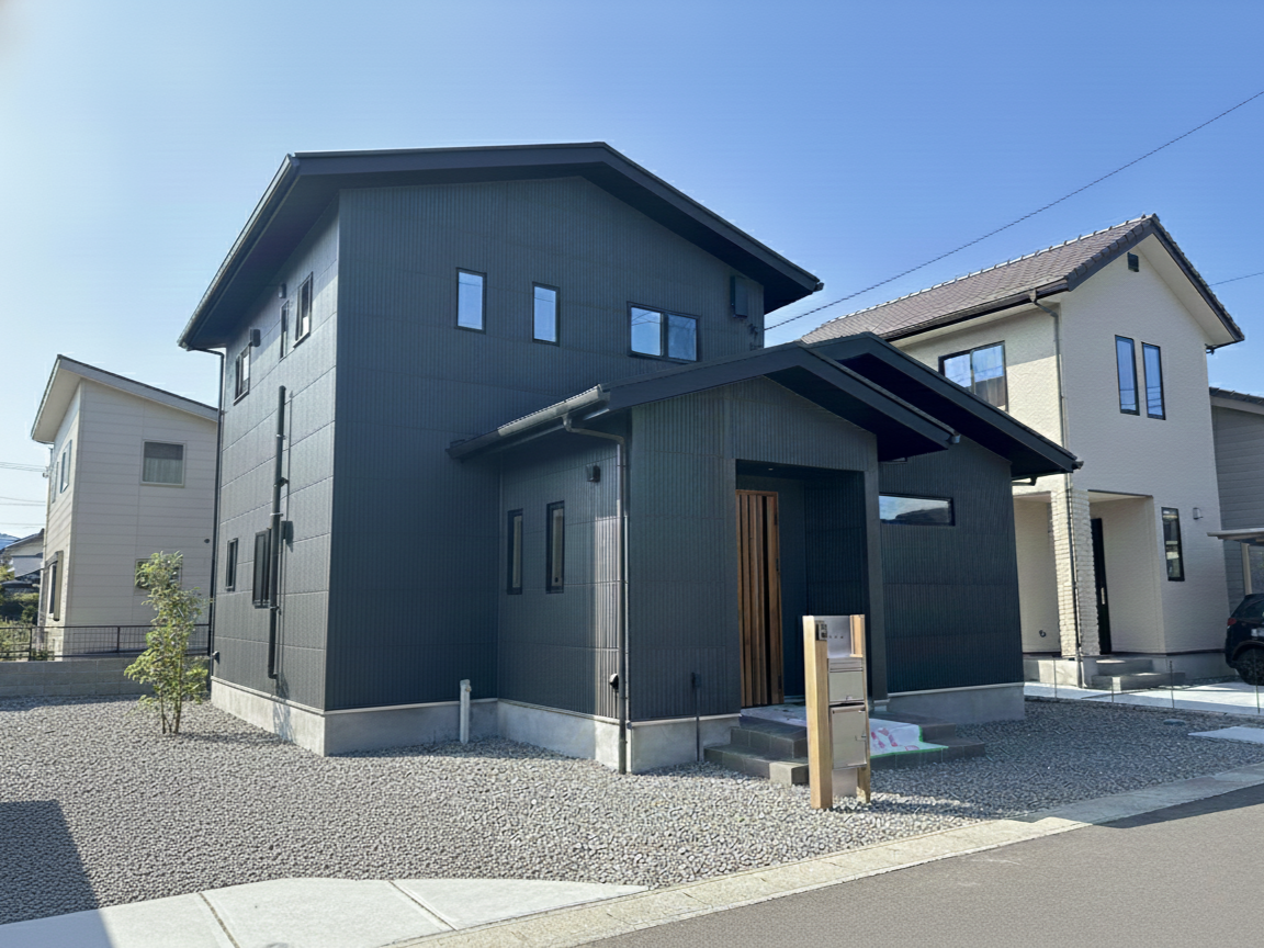 アウトドア好きな家族が暮らす、収納と家事動線にこだわった住まい