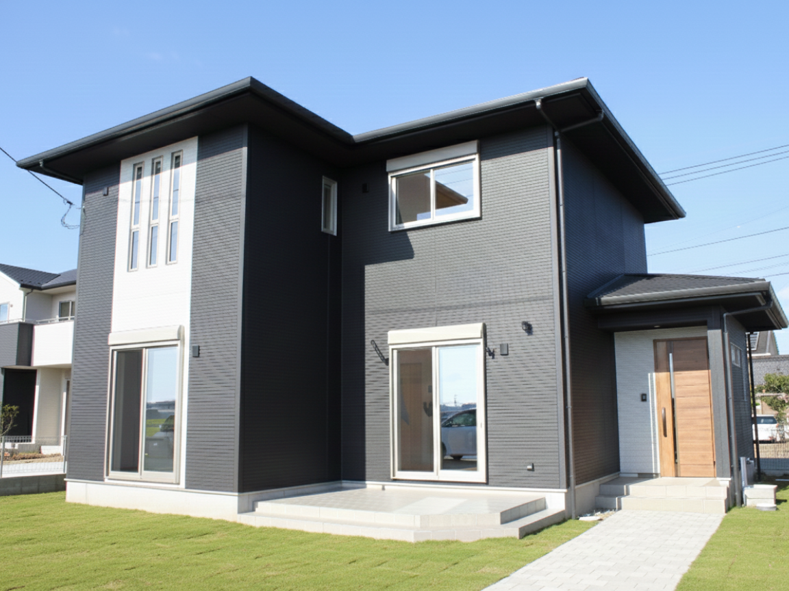 広いテラスがある黒を基調とした重厚感ある2階建てのお家