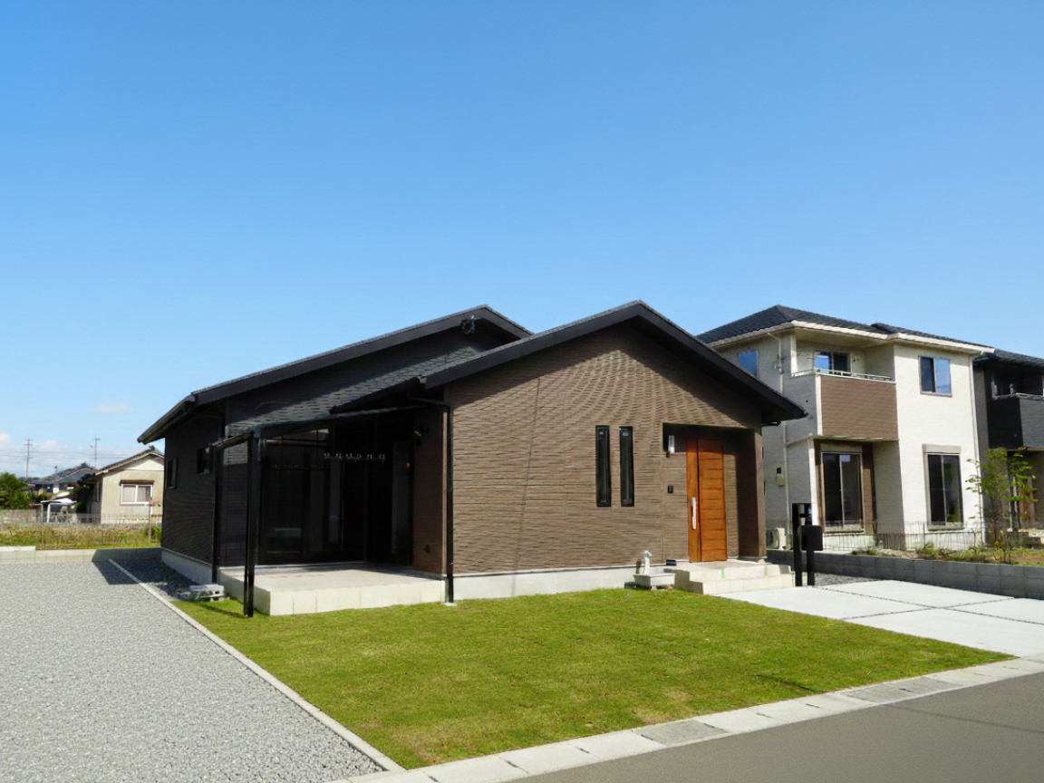 LDK中心の生活動線で家族がつながる平屋の住まい